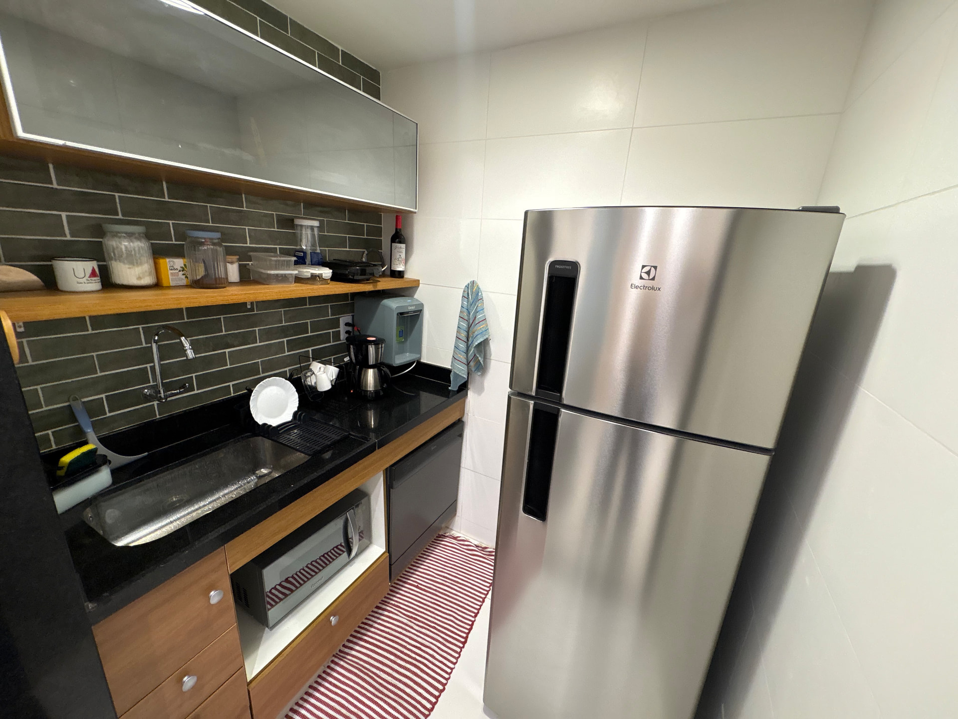 Cozinha do A90 com geladeira, micro-ondas, pia e cafeteira