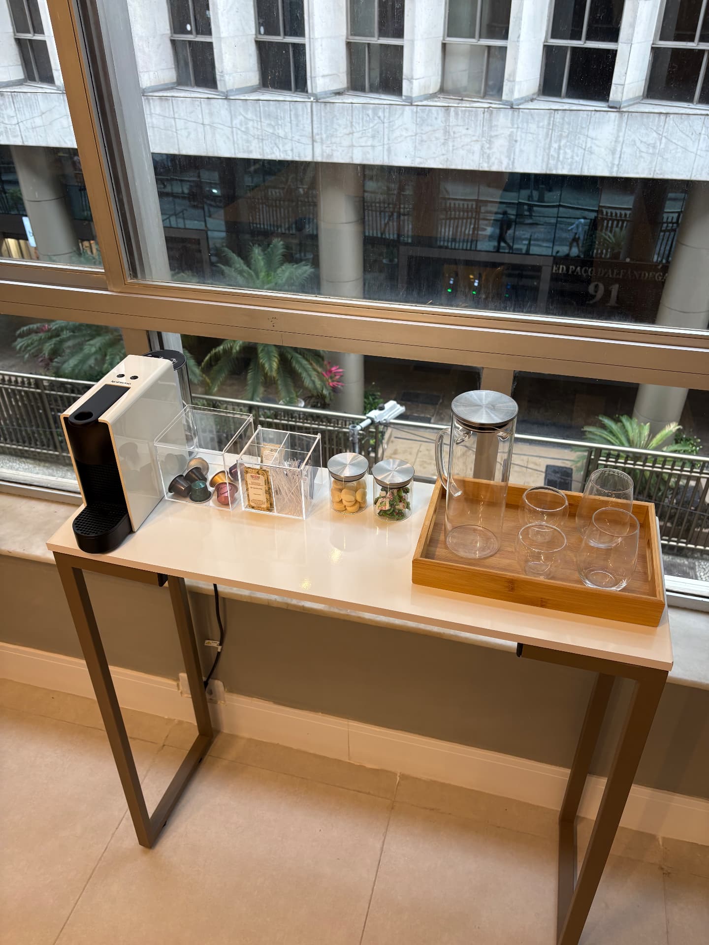Cafeteira espresso e água para receber clientes na sala do A90